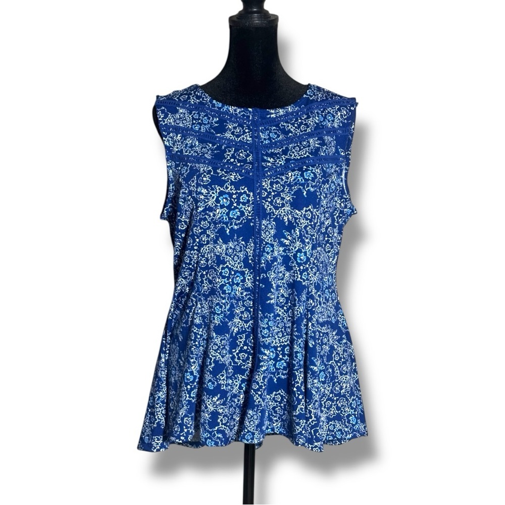 New Directions Petite Blue and White Floral High Neck Flared Sleeveless Blouse